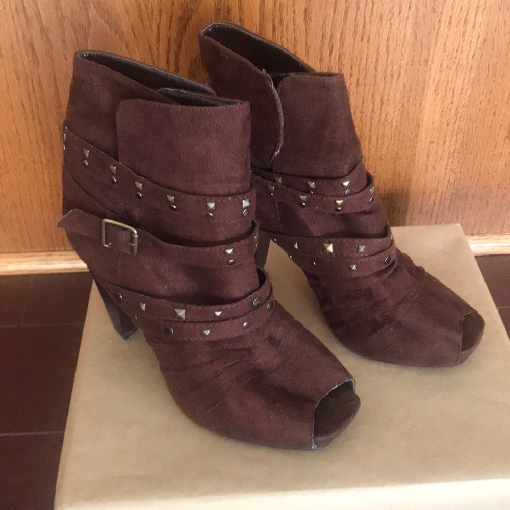 âNEW ARRIVALSâ Womenâs Fahrenheit ankle boots, size 6 1/2